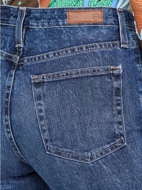 Ag ALEXXIS SLIM High Rise Vintage Fit Medium-Dark Denim. Worn once-great cond